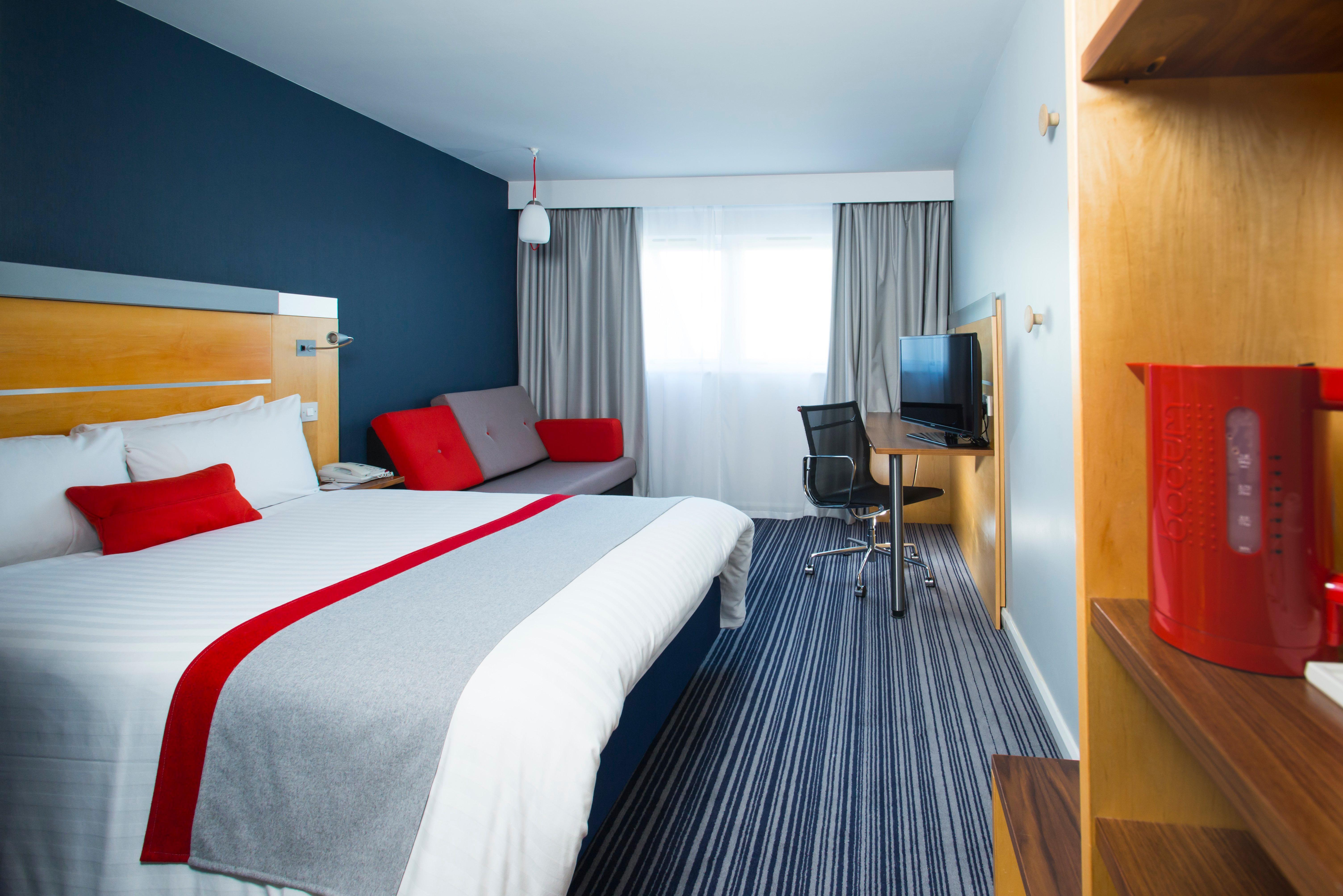 Holiday Inn Express London - Epsom Downs By Ihg Exteriér fotografie