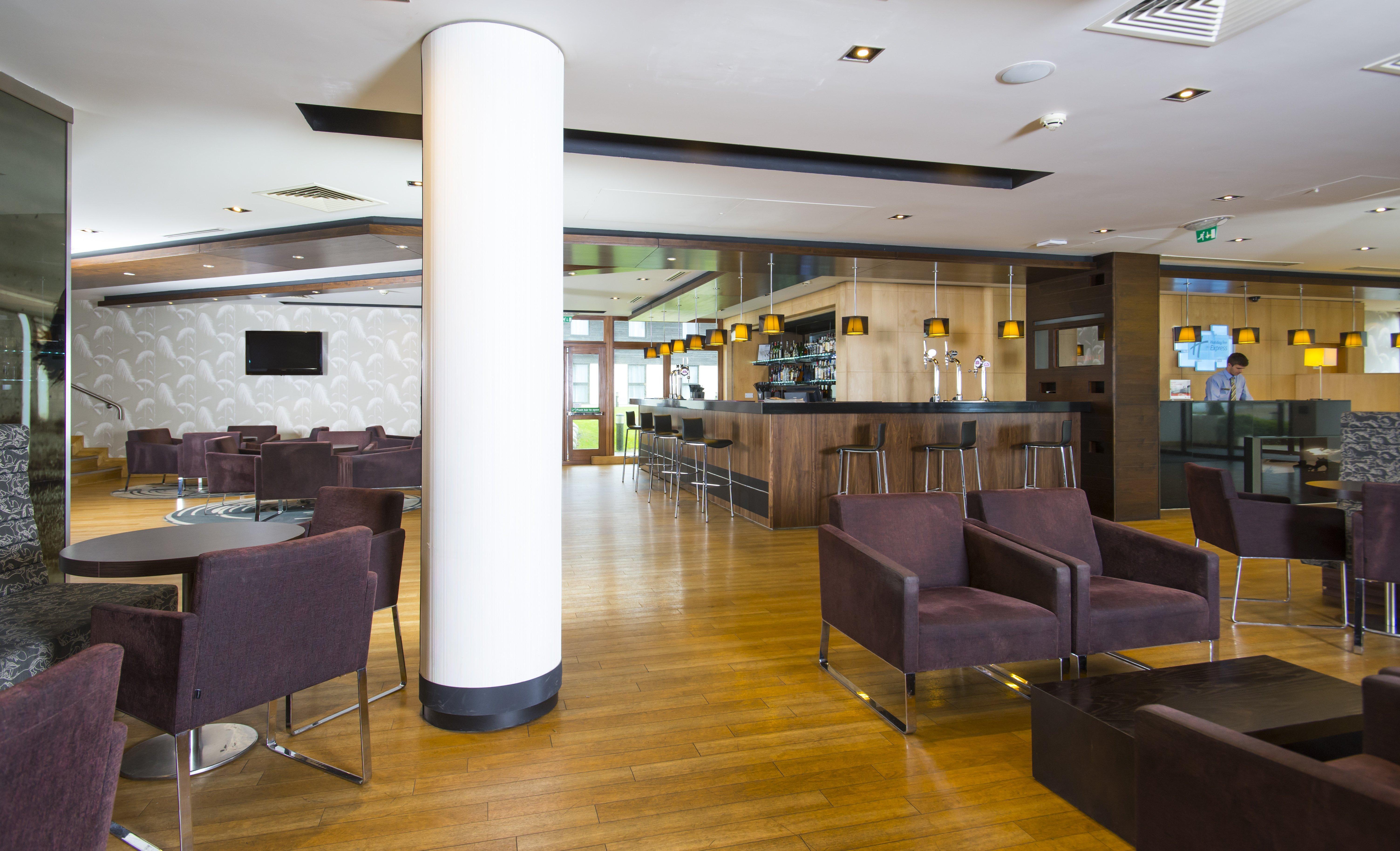 Holiday Inn Express London - Epsom Downs By Ihg Exteriér fotografie