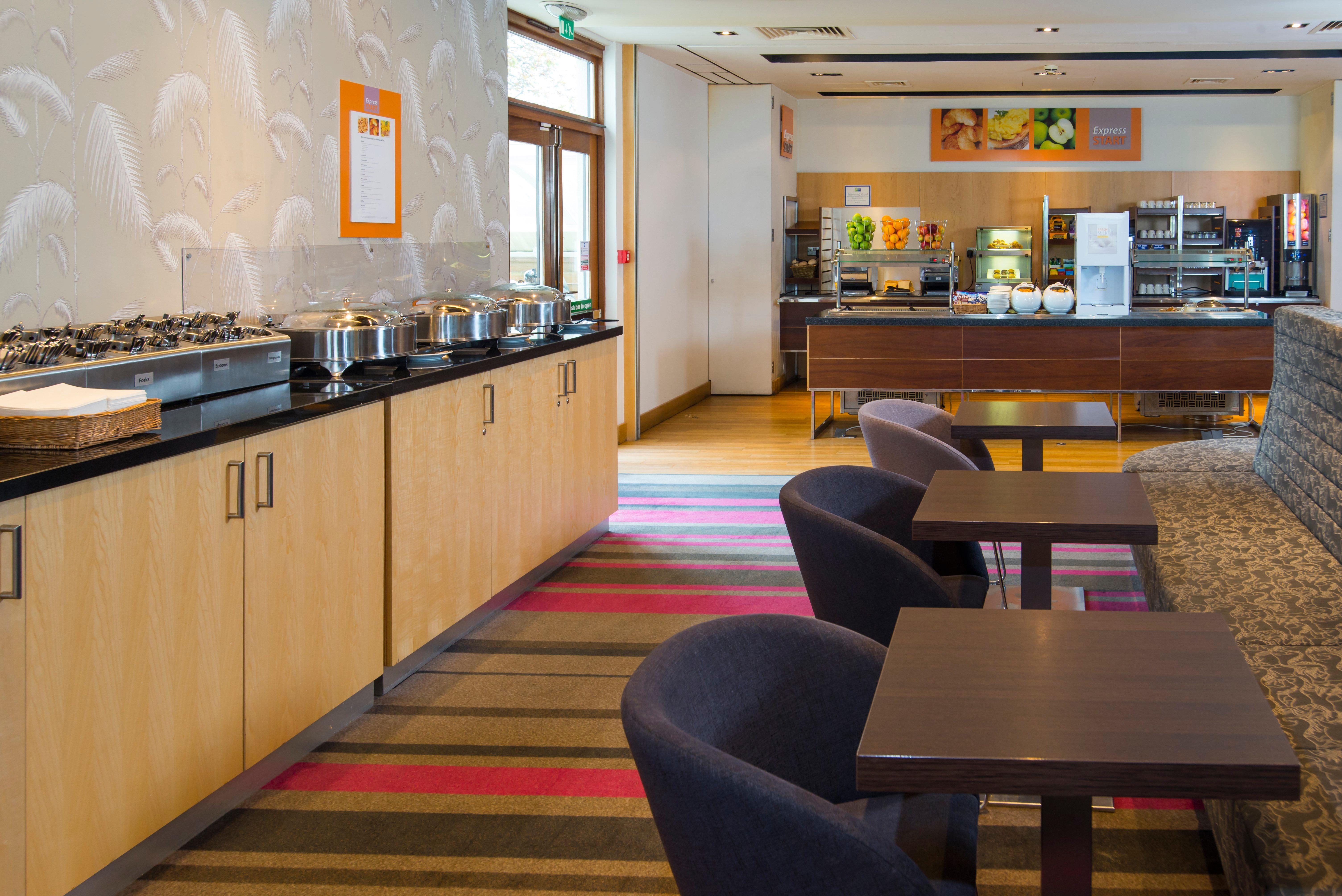 Holiday Inn Express London - Epsom Downs By Ihg Exteriér fotografie