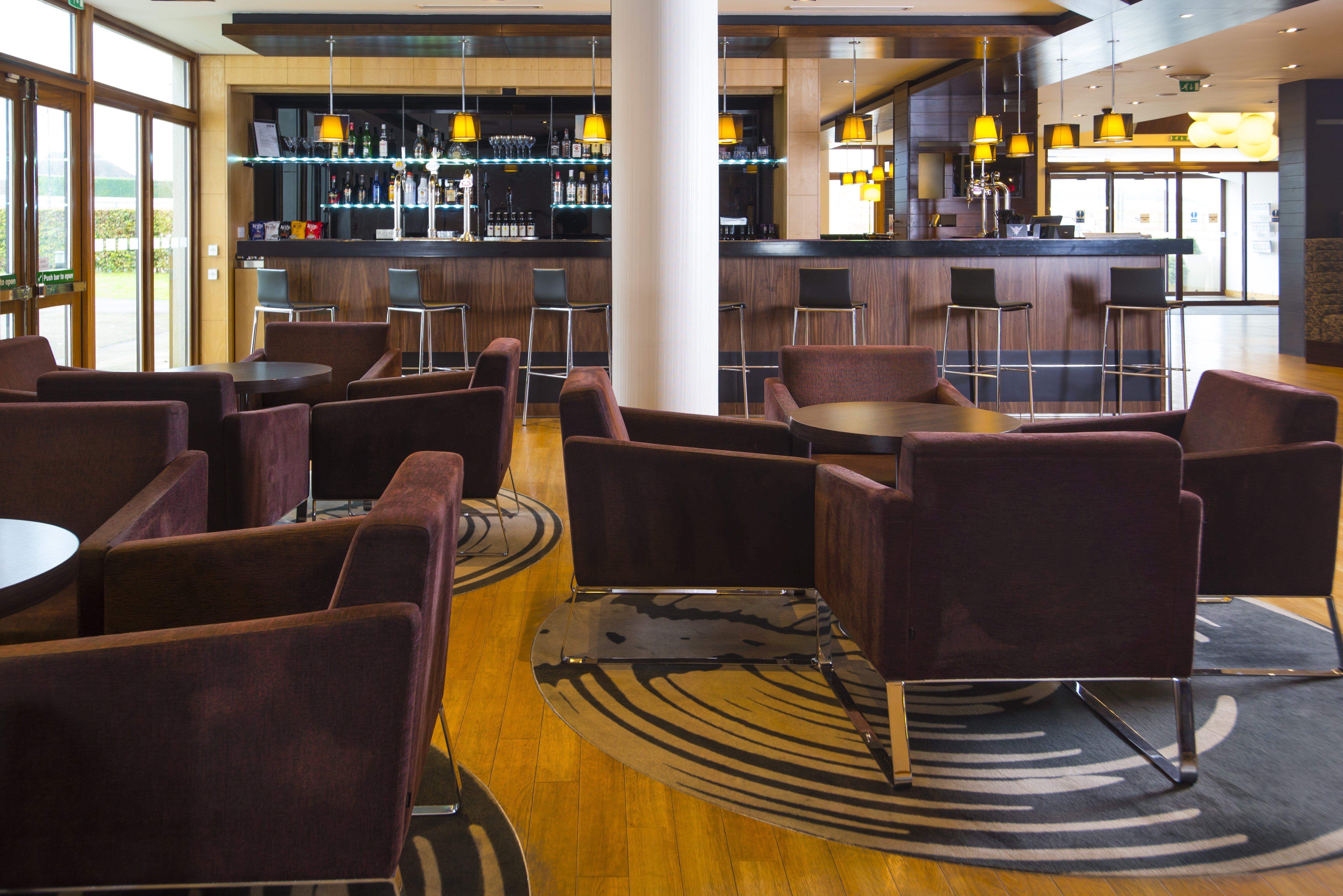 Holiday Inn Express London - Epsom Downs By Ihg Exteriér fotografie