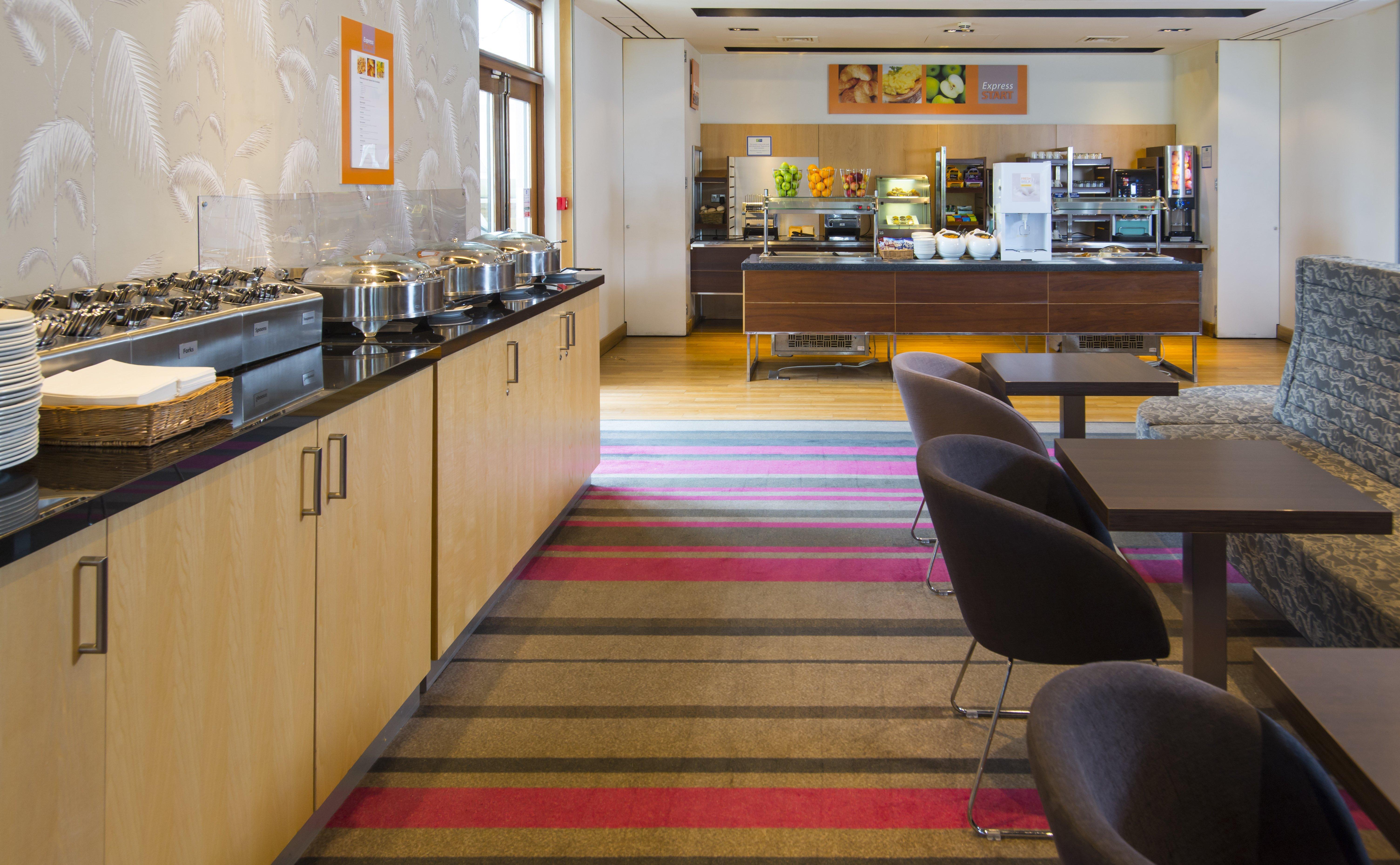 Holiday Inn Express London - Epsom Downs By Ihg Exteriér fotografie
