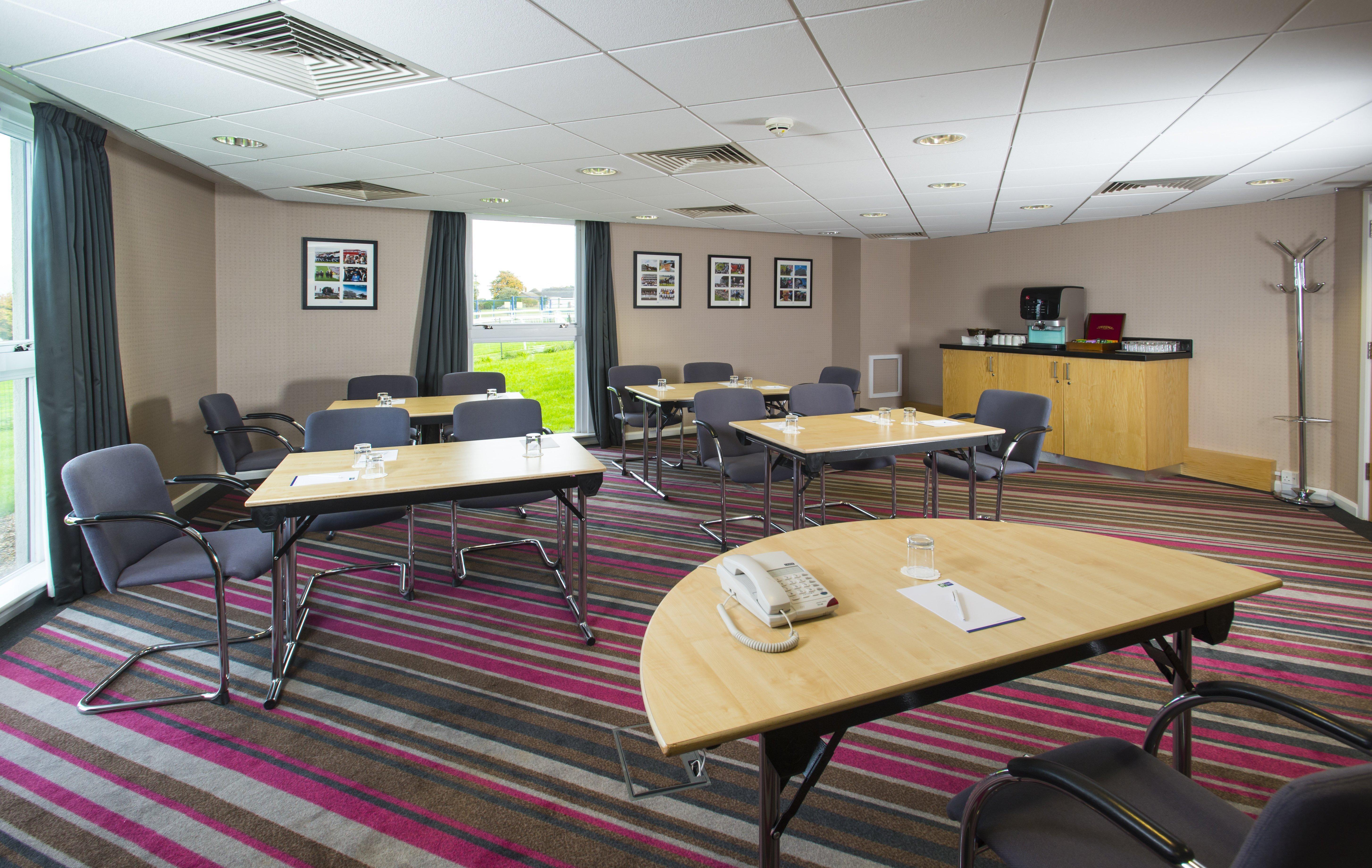 Holiday Inn Express London - Epsom Downs By Ihg Exteriér fotografie