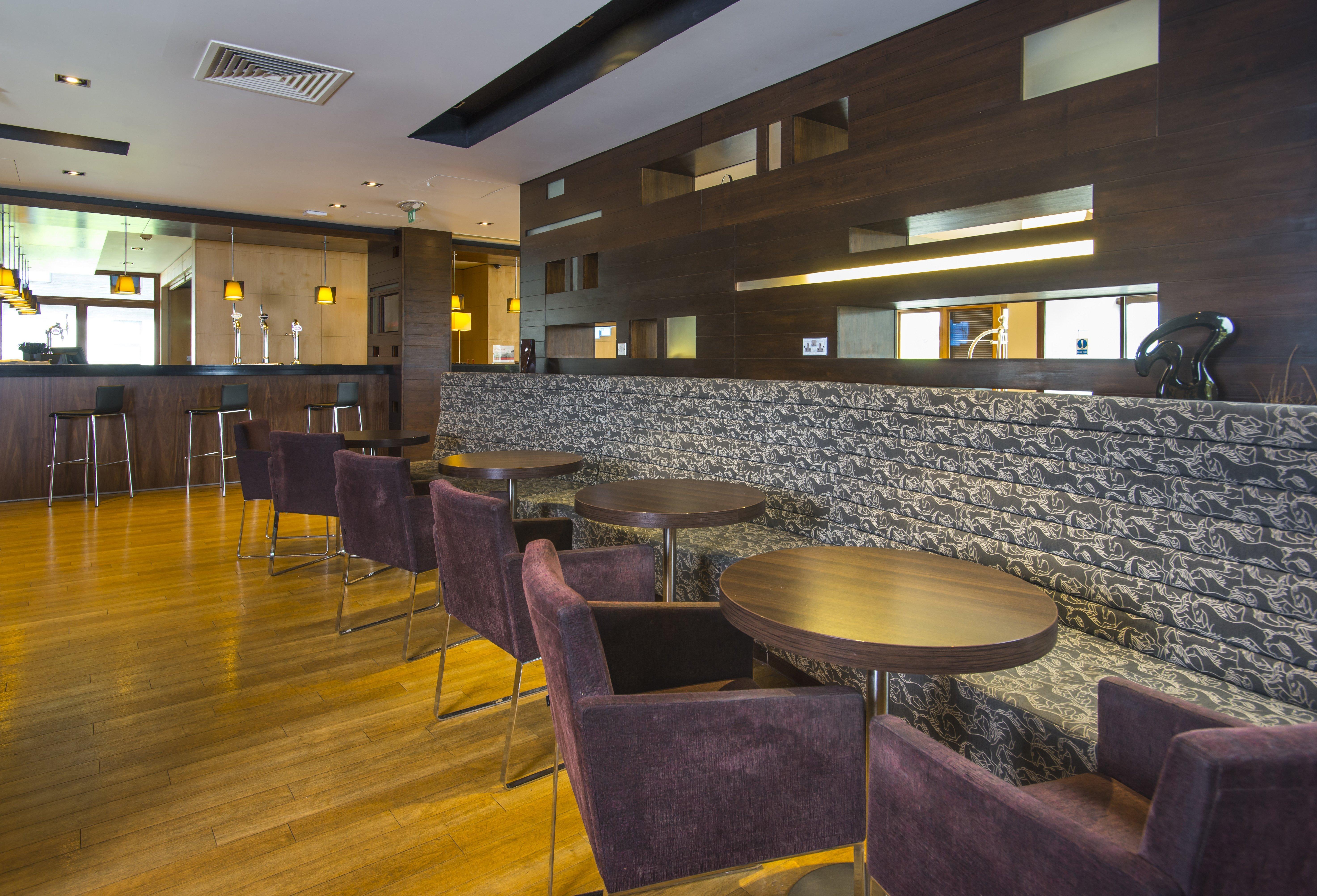 Holiday Inn Express London - Epsom Downs By Ihg Exteriér fotografie