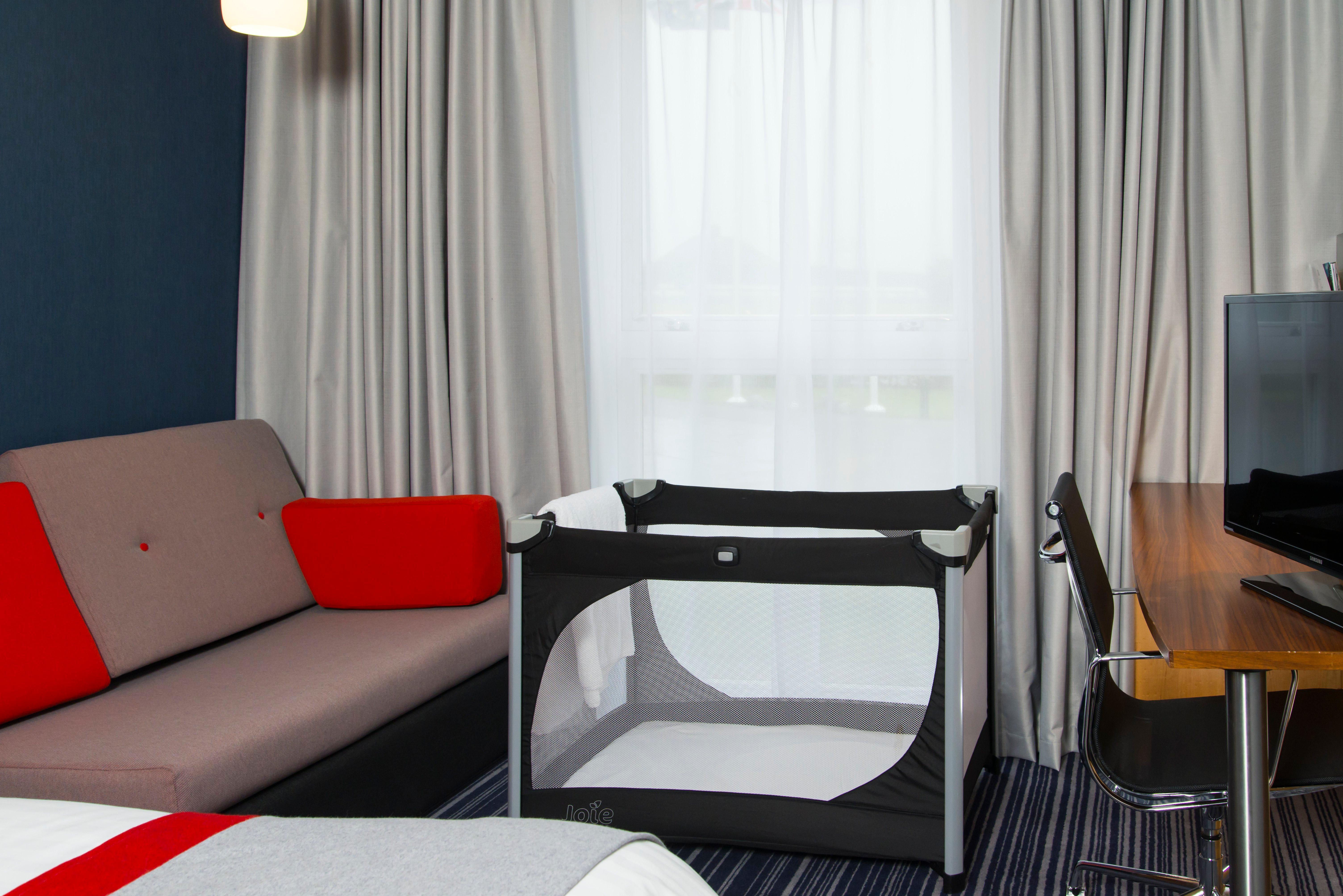 Holiday Inn Express London - Epsom Downs By Ihg Exteriér fotografie