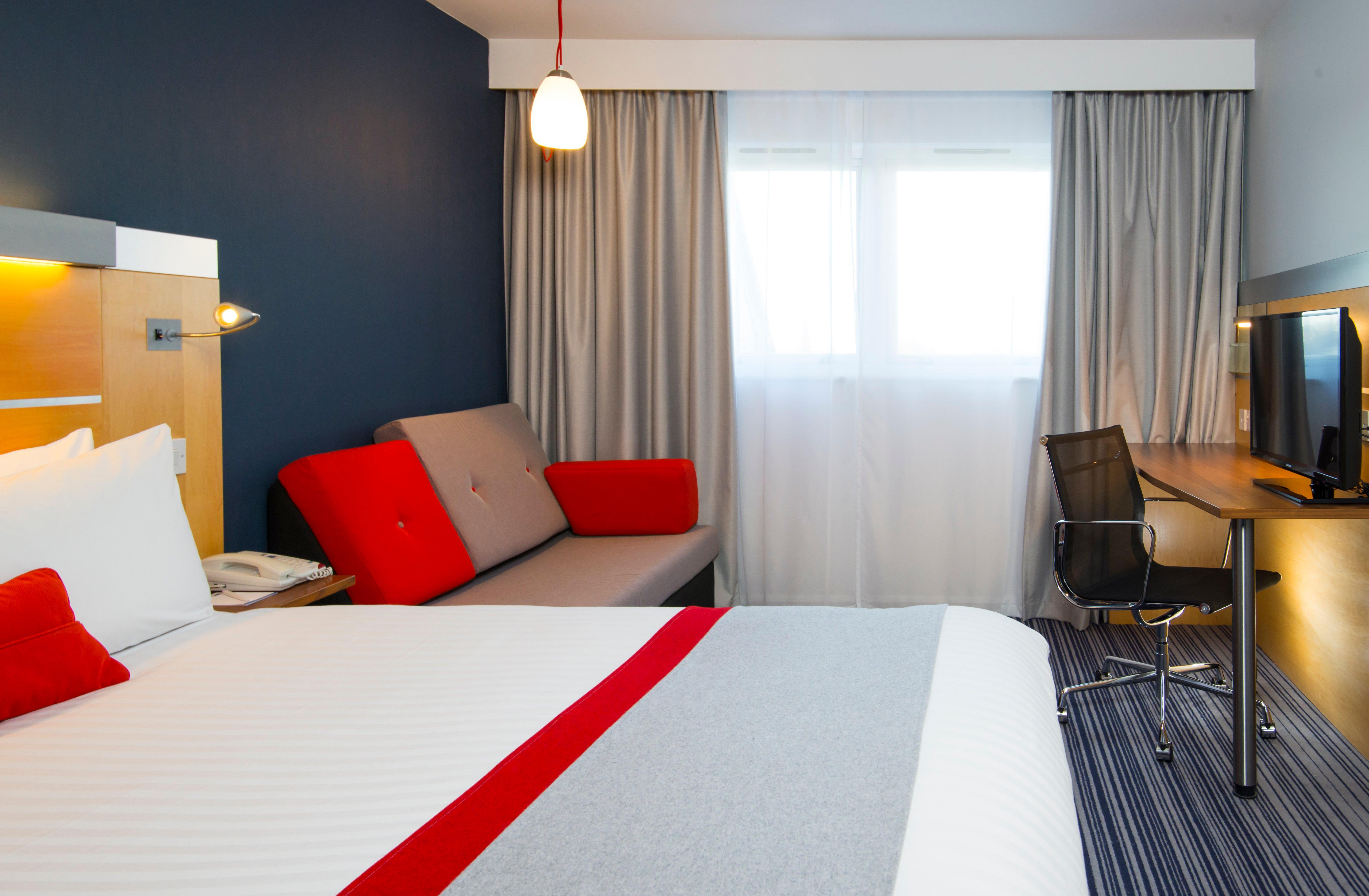 Holiday Inn Express London - Epsom Downs By Ihg Exteriér fotografie