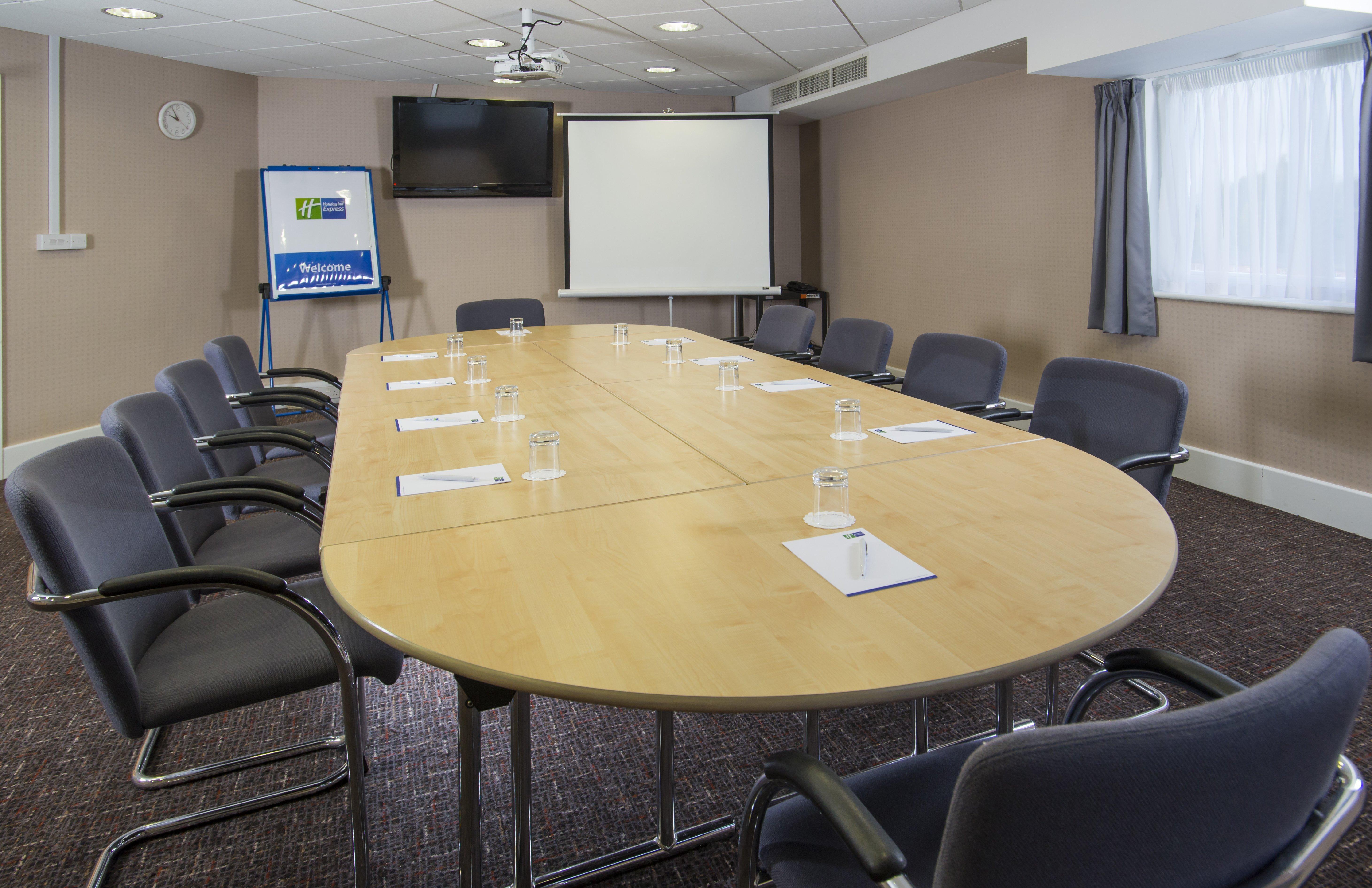 Holiday Inn Express London - Epsom Downs By Ihg Exteriér fotografie