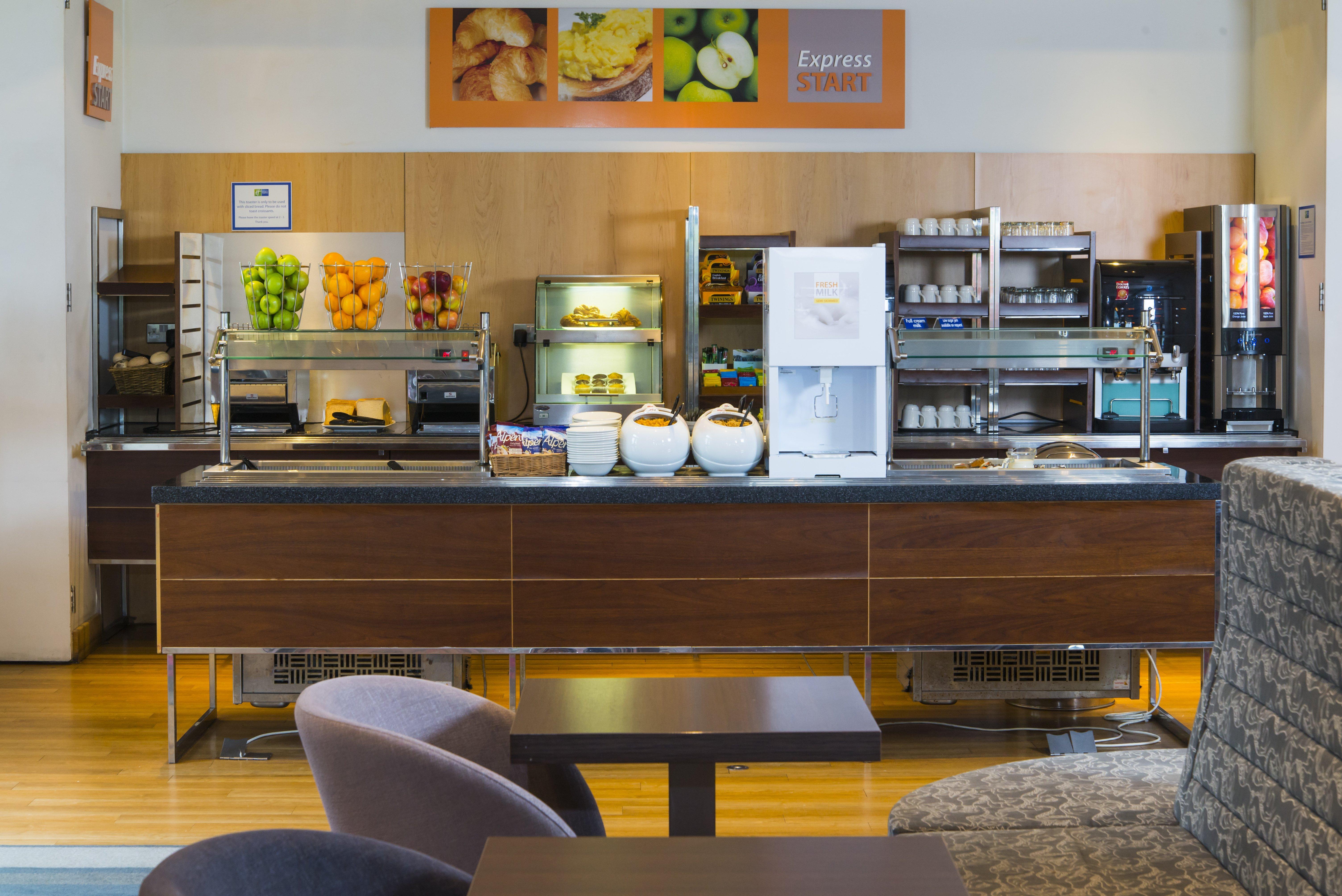 Holiday Inn Express London - Epsom Downs By Ihg Exteriér fotografie