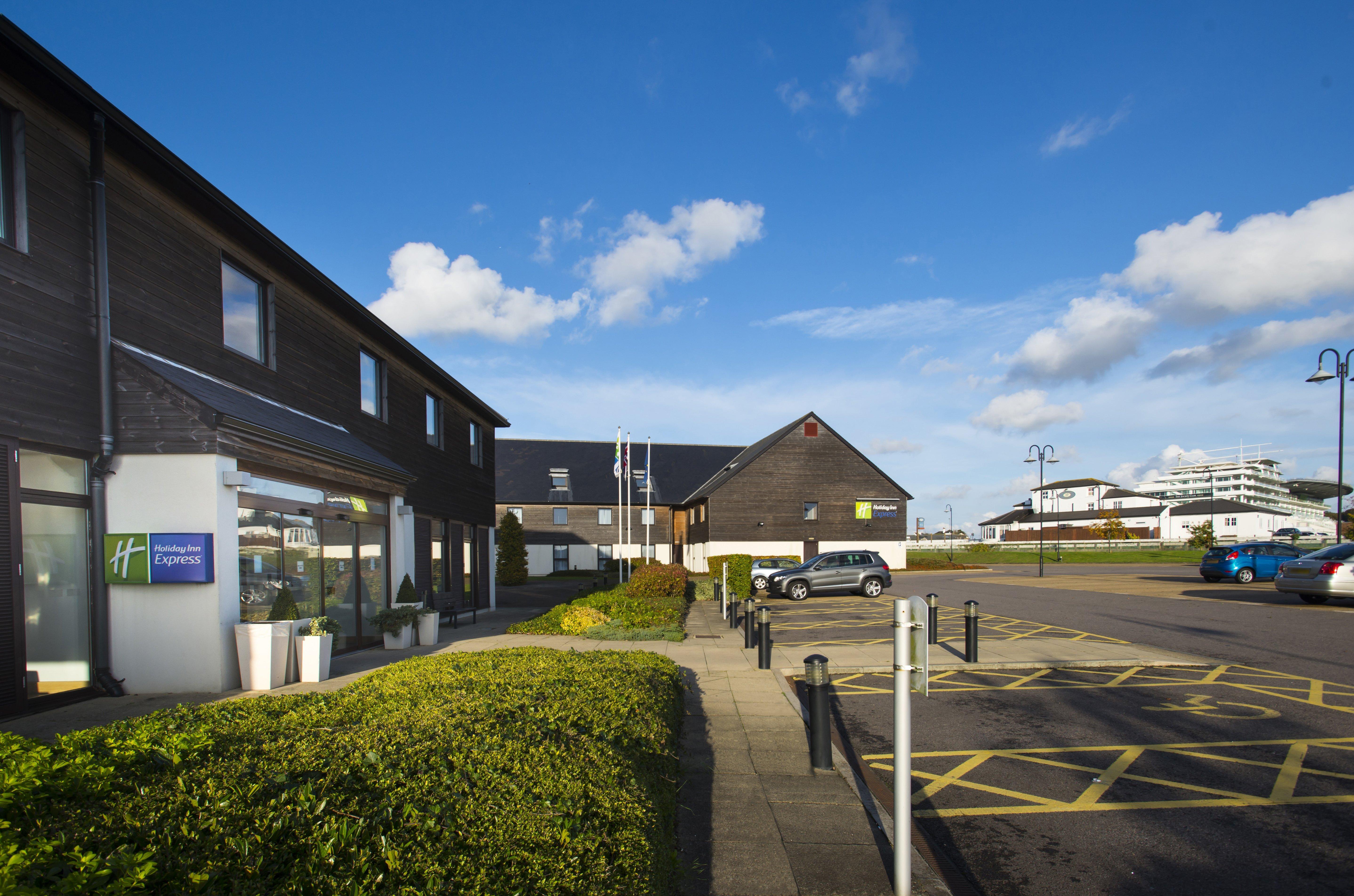 Holiday Inn Express London - Epsom Downs By Ihg Exteriér fotografie