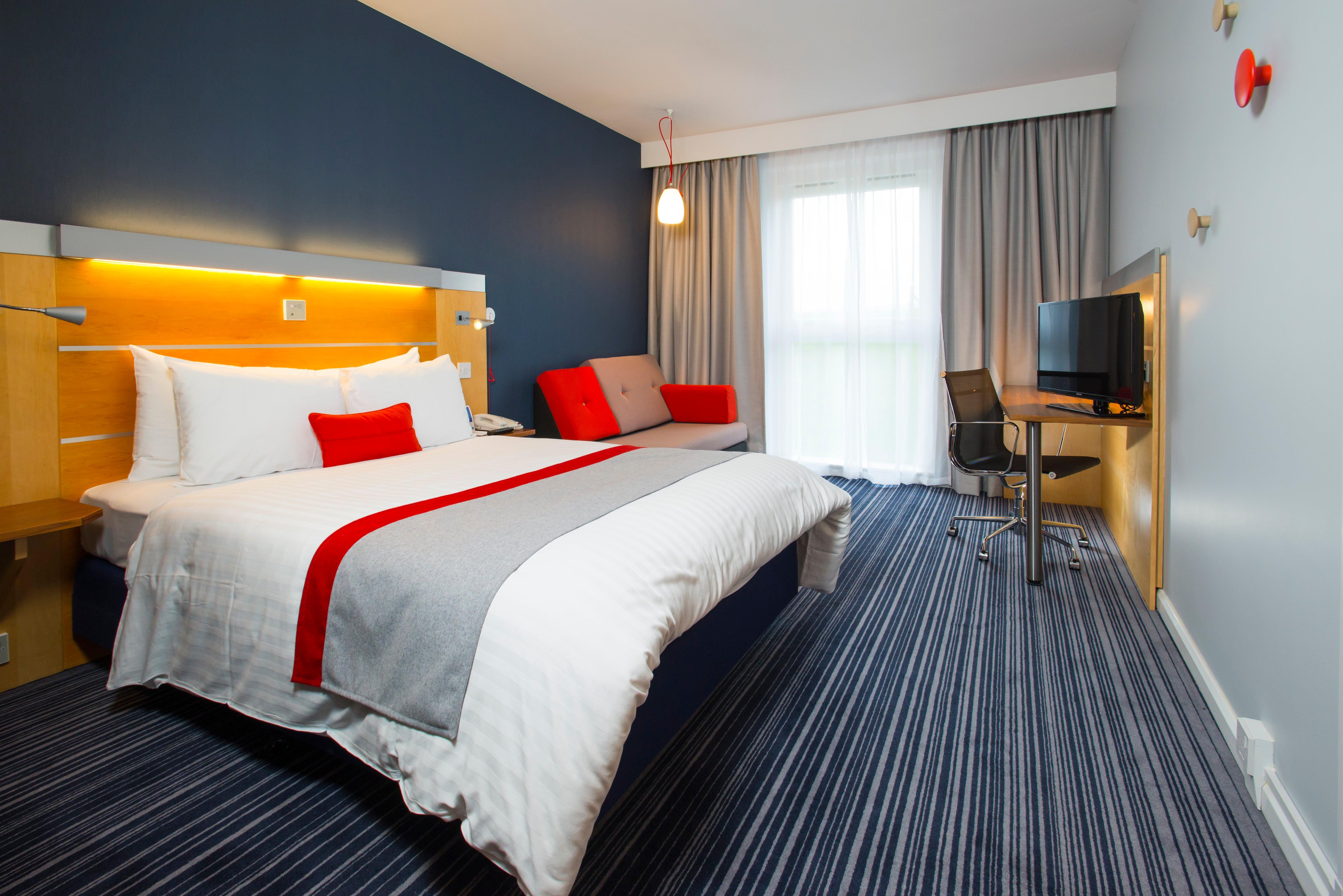 Holiday Inn Express London - Epsom Downs By Ihg Exteriér fotografie