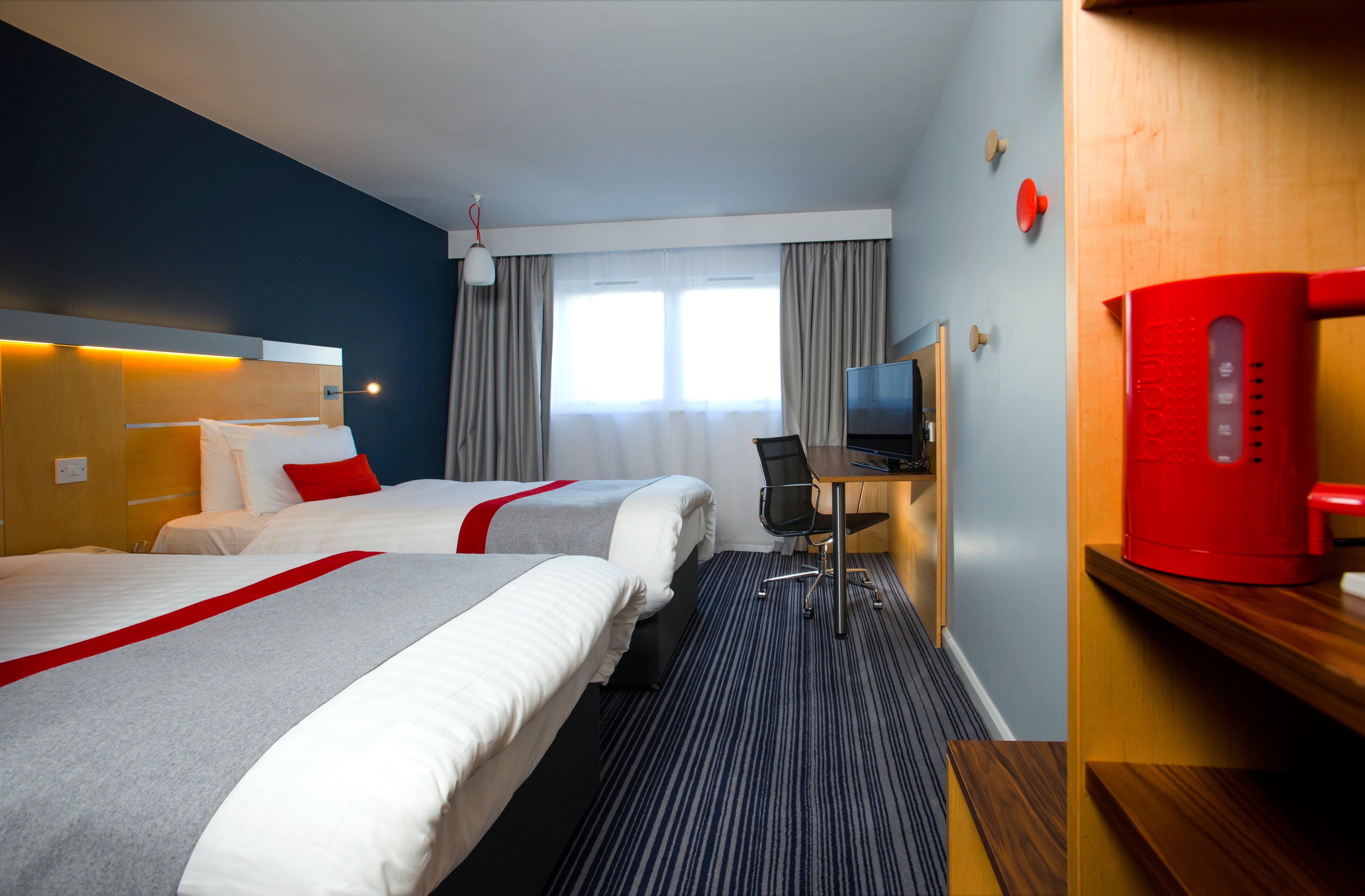 Holiday Inn Express London - Epsom Downs By Ihg Exteriér fotografie