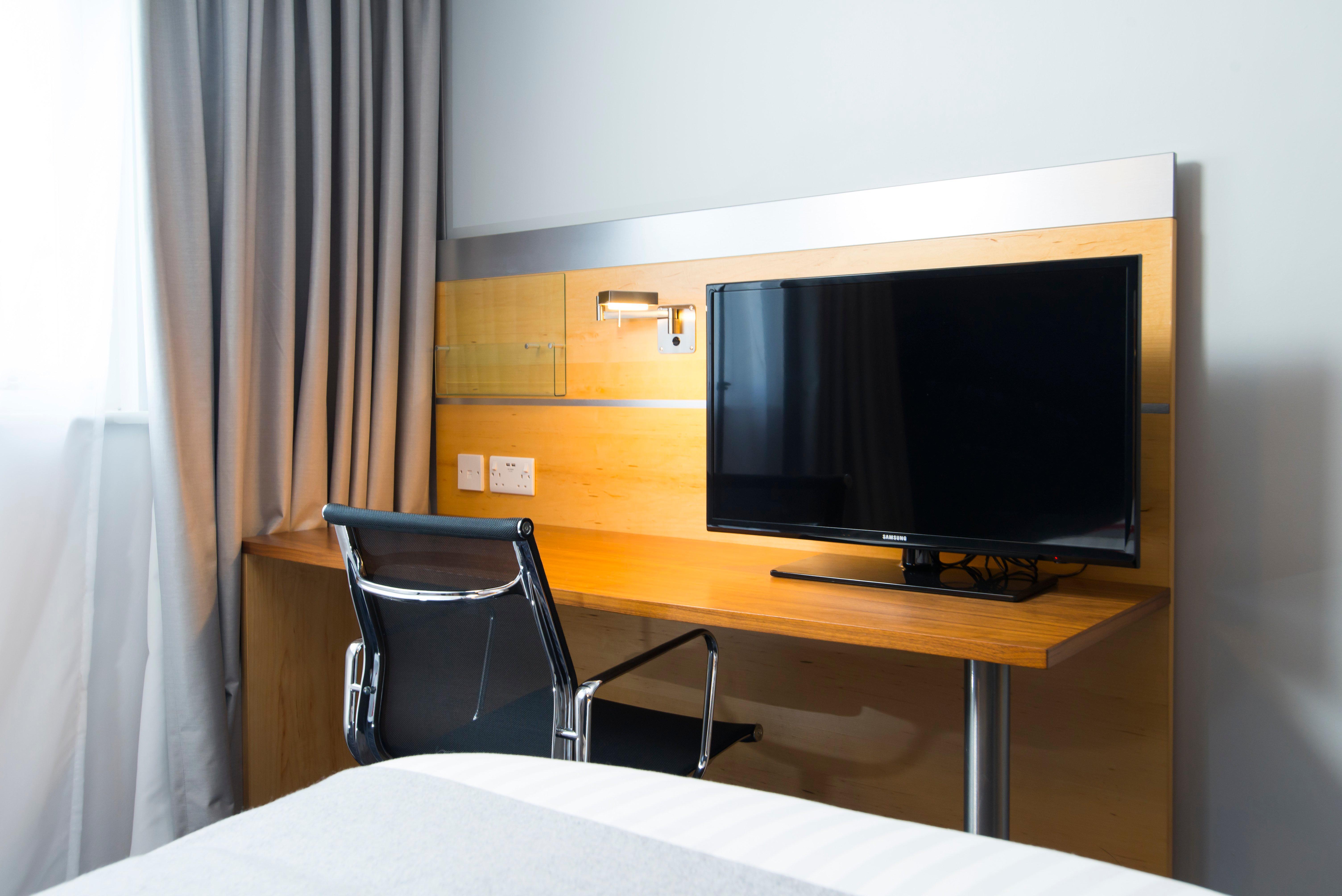 Holiday Inn Express London - Epsom Downs By Ihg Exteriér fotografie