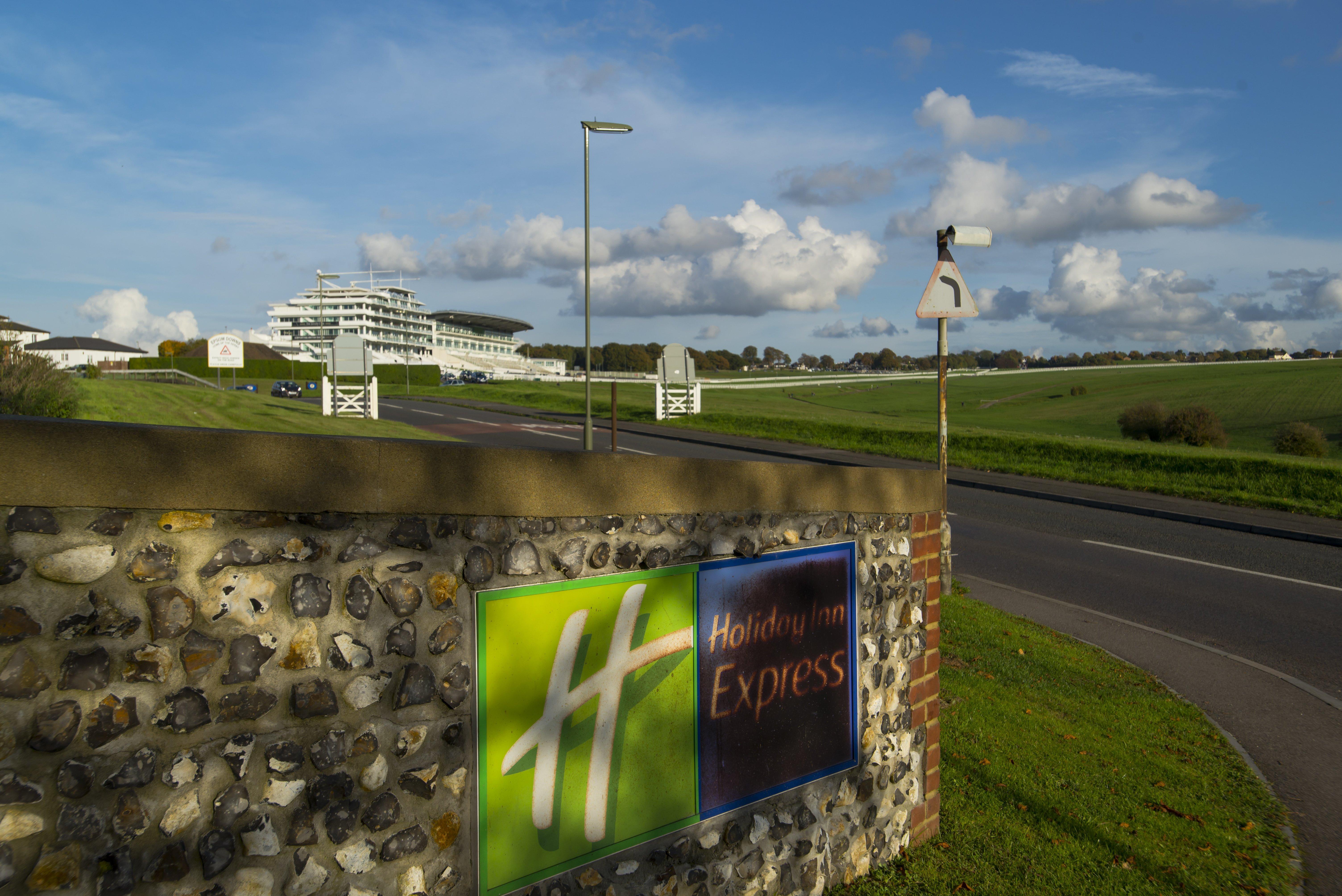 Holiday Inn Express London - Epsom Downs By Ihg Exteriér fotografie