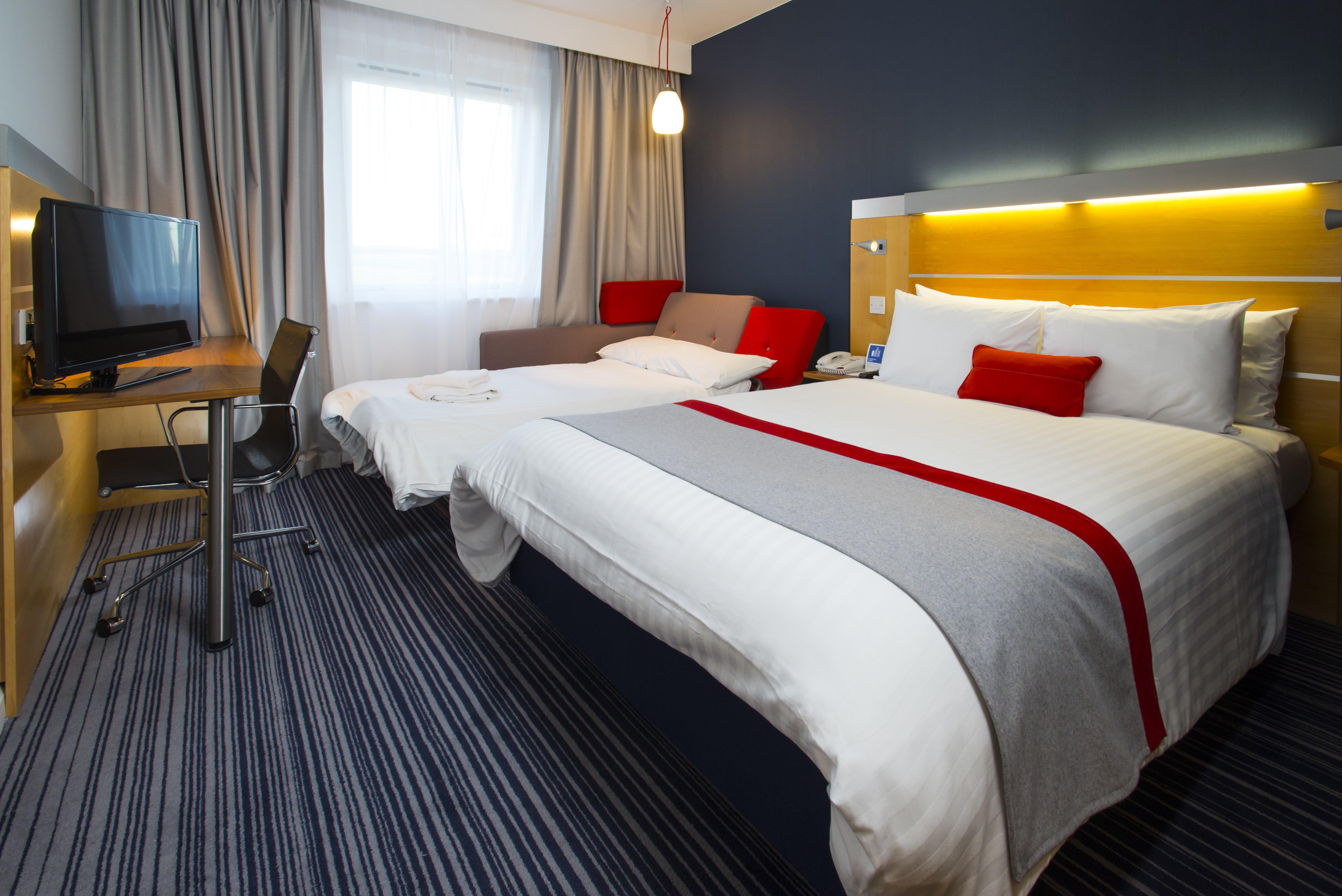 Holiday Inn Express London - Epsom Downs By Ihg Exteriér fotografie