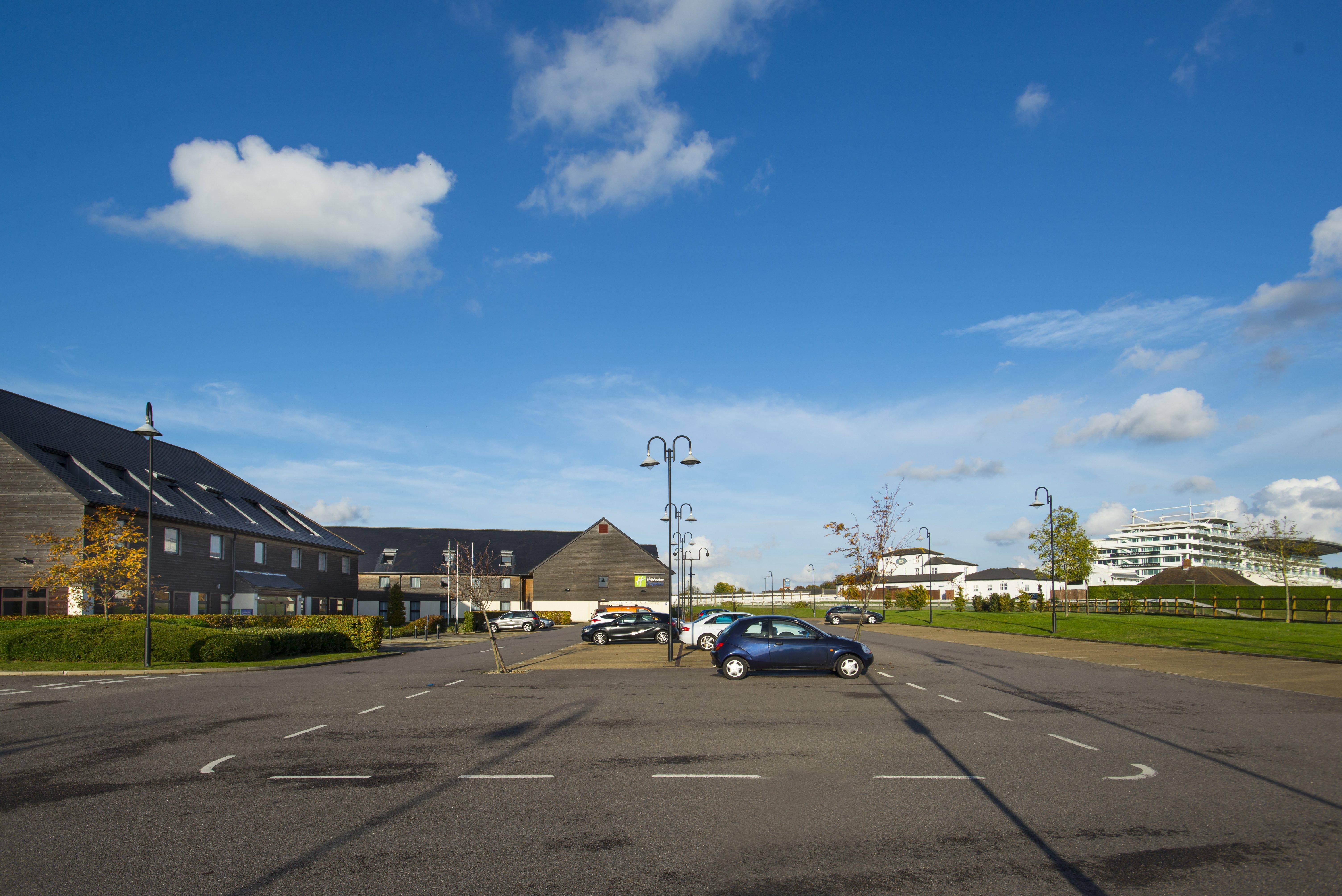 Holiday Inn Express London - Epsom Downs By Ihg Exteriér fotografie