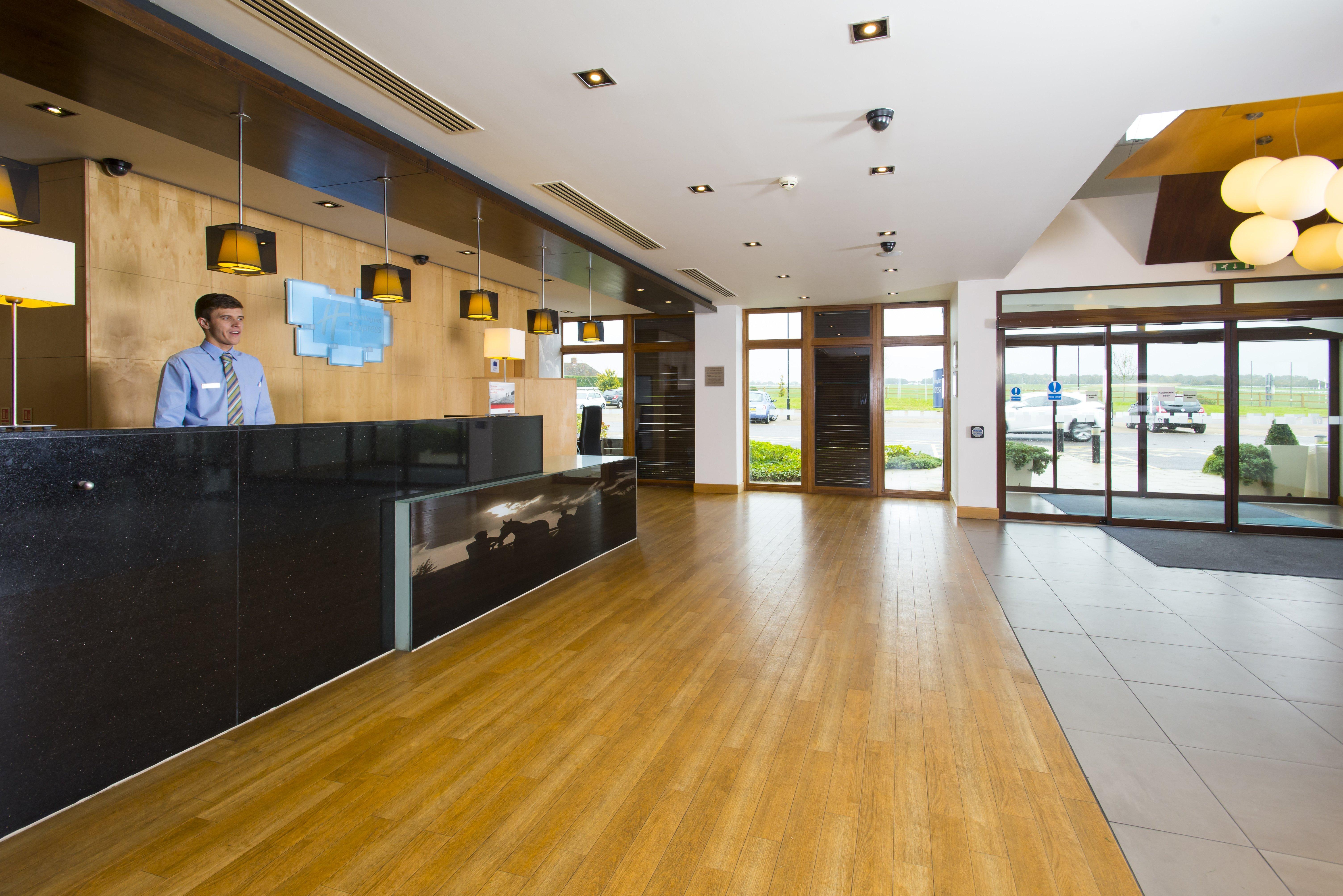 Holiday Inn Express London - Epsom Downs By Ihg Exteriér fotografie