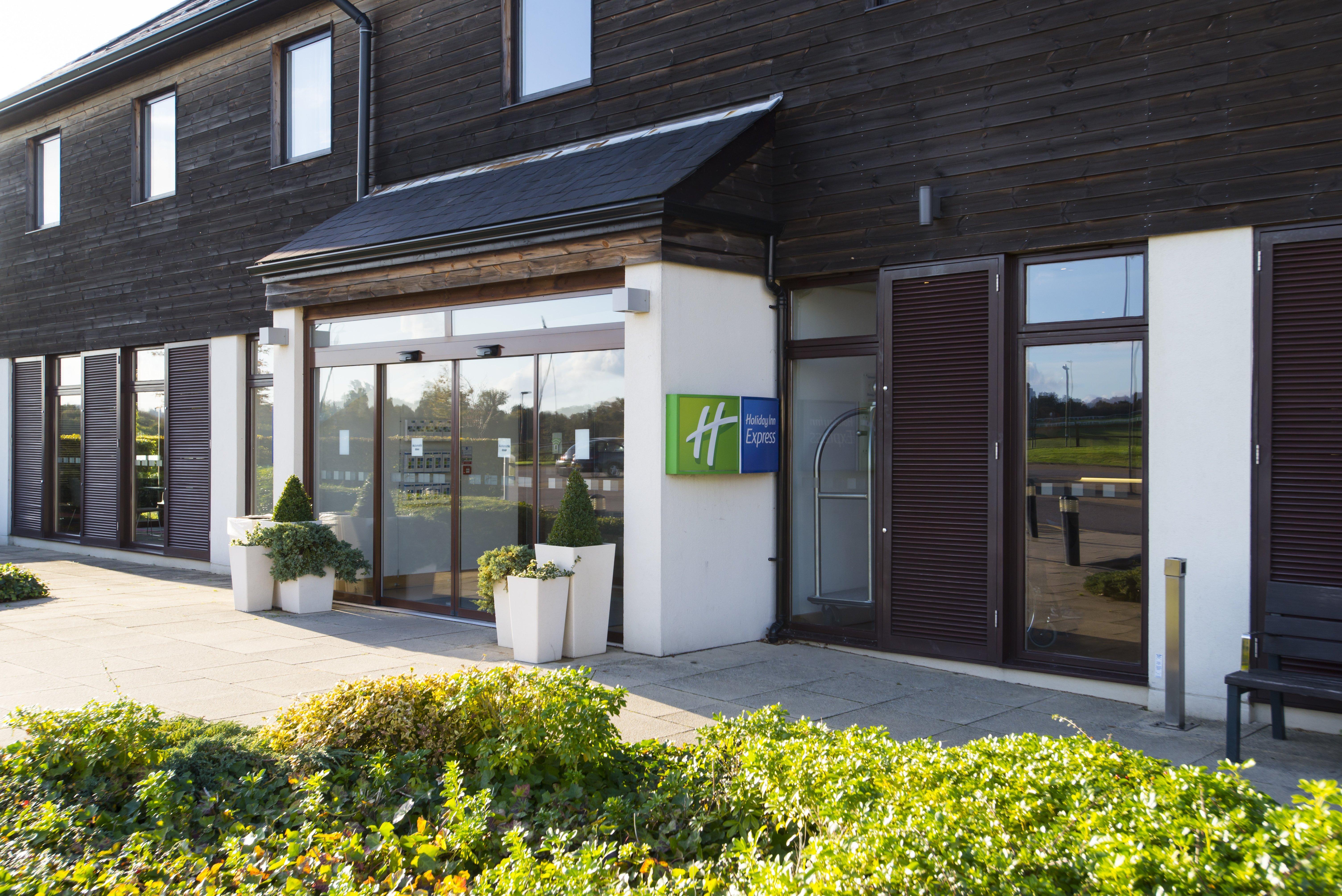 Holiday Inn Express London - Epsom Downs By Ihg Exteriér fotografie