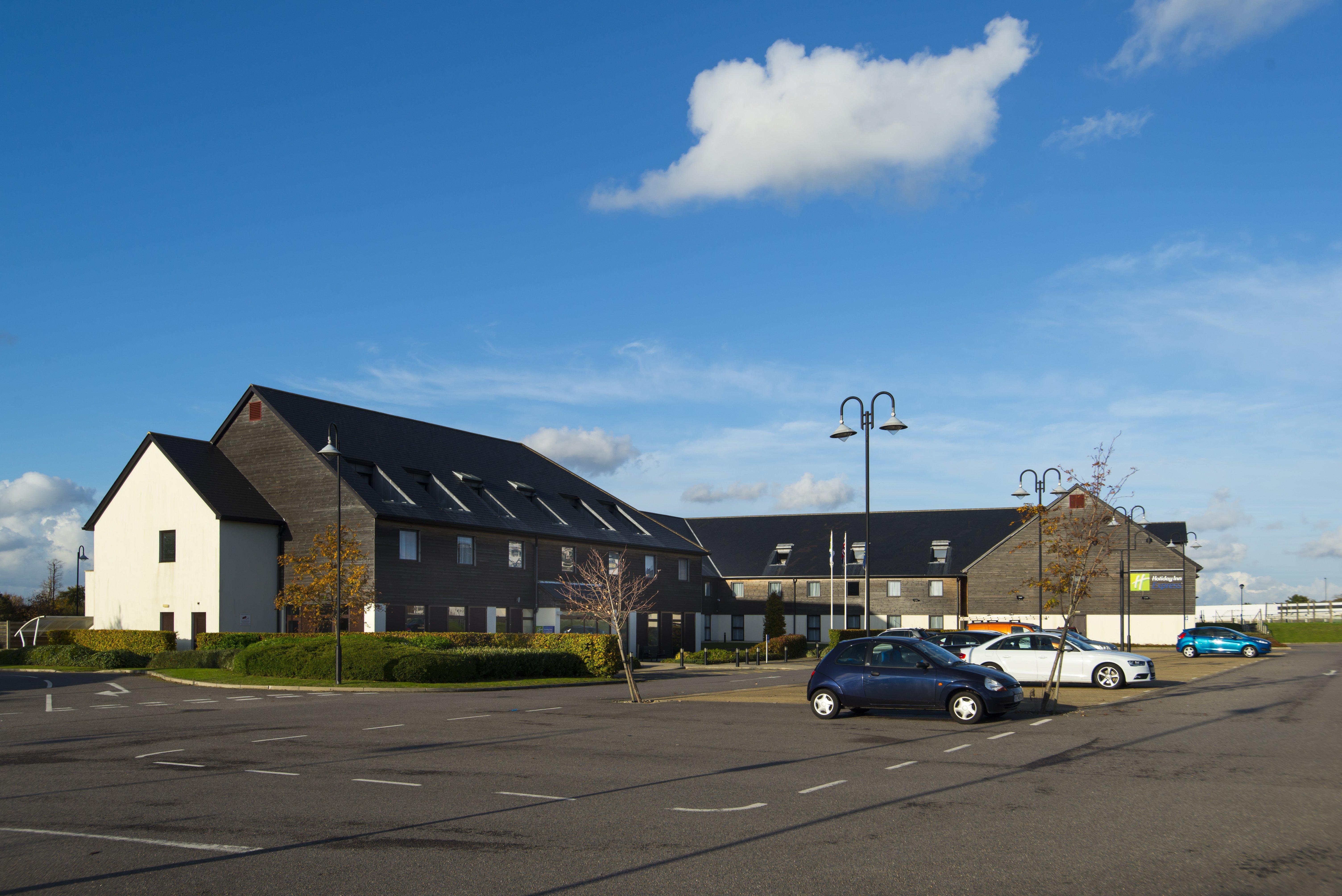 Holiday Inn Express London - Epsom Downs By Ihg Exteriér fotografie