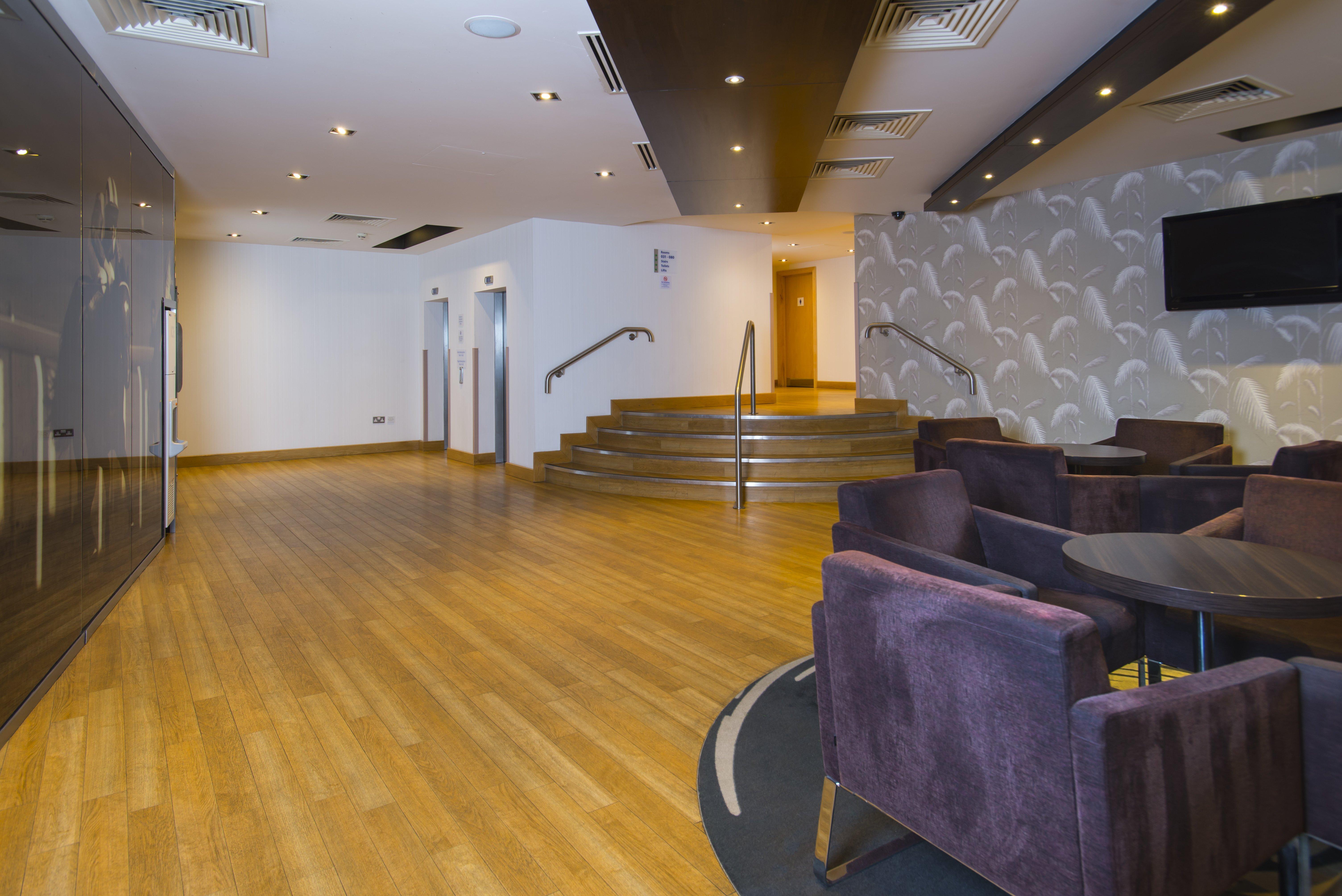 Holiday Inn Express London - Epsom Downs By Ihg Exteriér fotografie