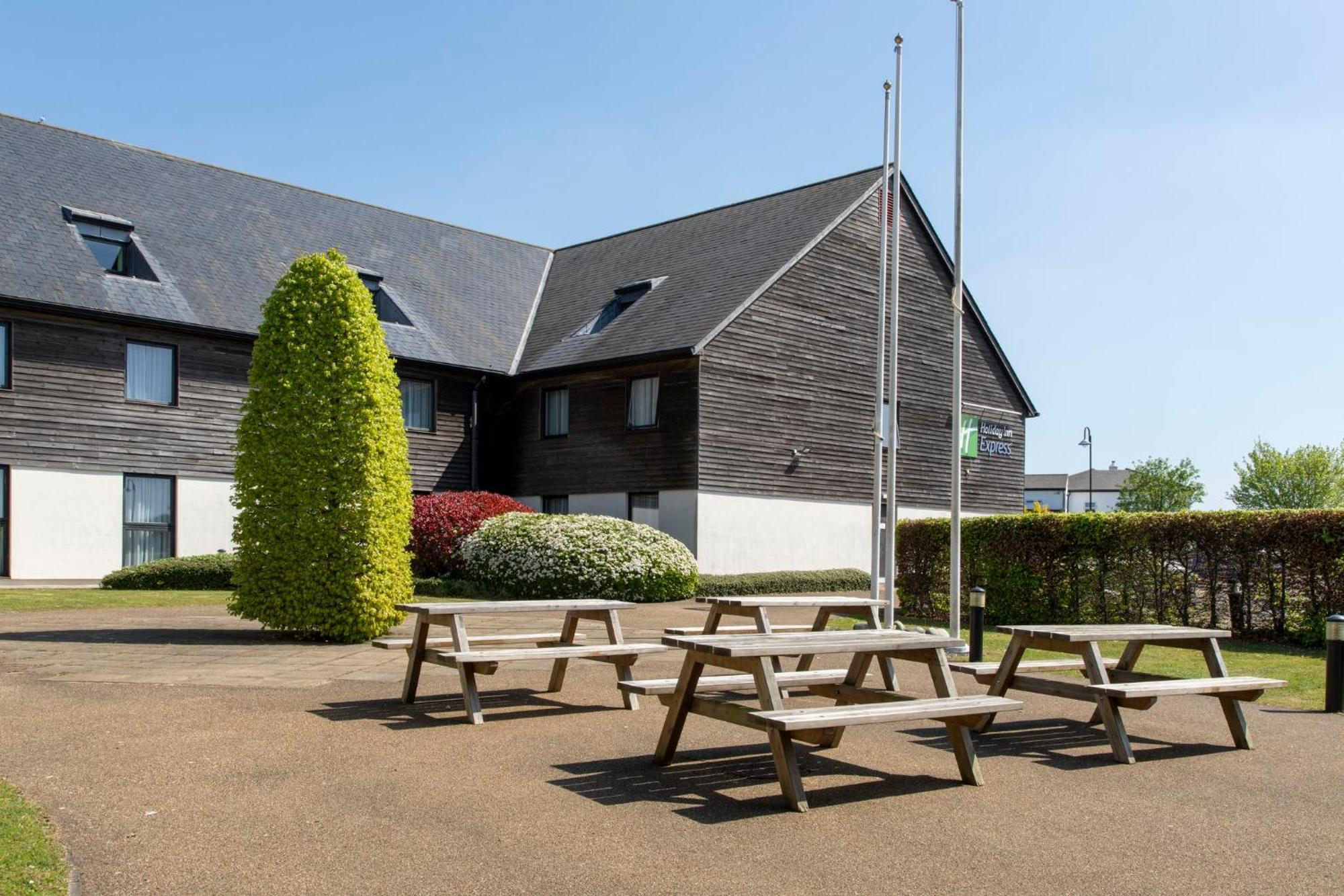 Holiday Inn Express London - Epsom Downs By Ihg Exteriér fotografie