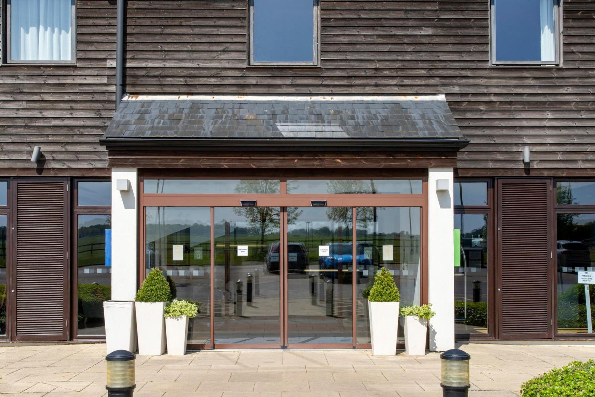 Holiday Inn Express London - Epsom Downs By Ihg Exteriér fotografie