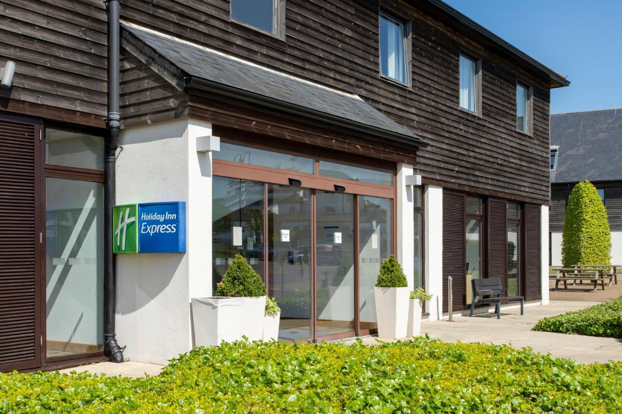 Holiday Inn Express London - Epsom Downs By Ihg Exteriér fotografie