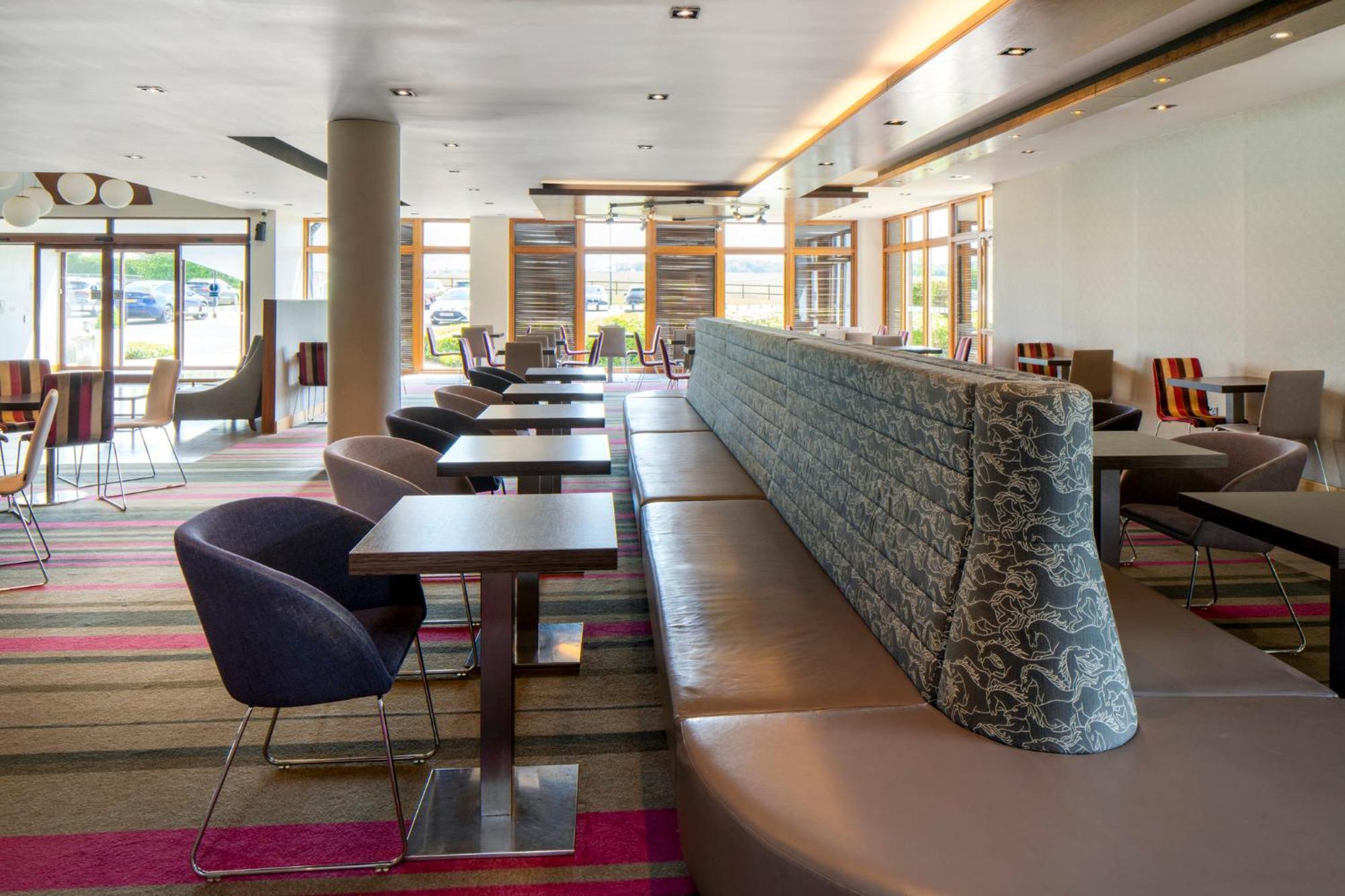 Holiday Inn Express London - Epsom Downs By Ihg Exteriér fotografie