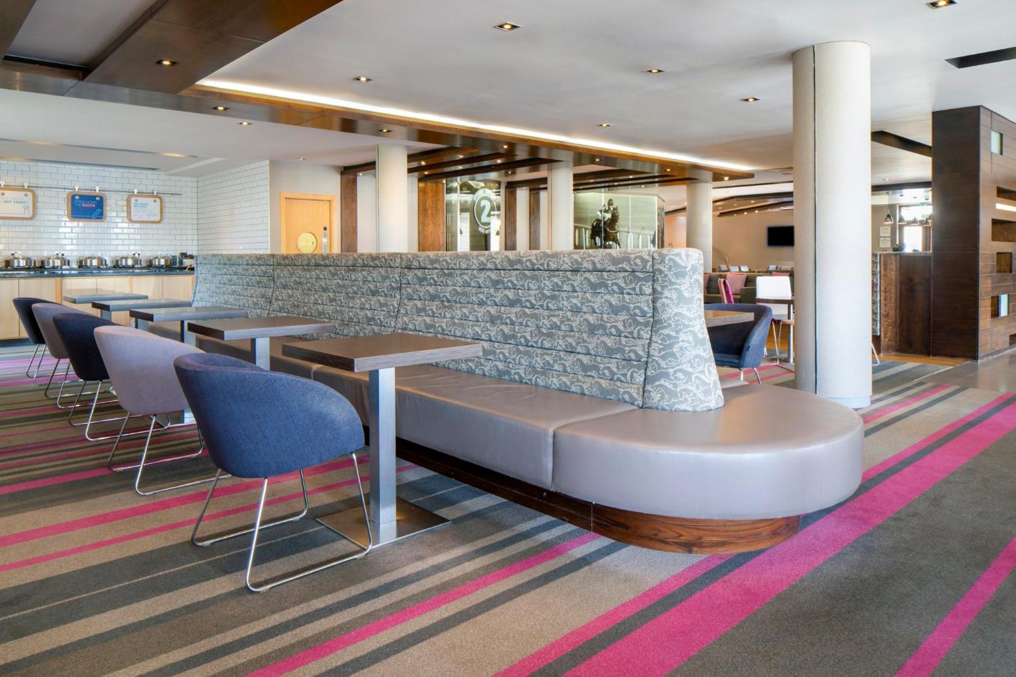 Holiday Inn Express London - Epsom Downs By Ihg Exteriér fotografie