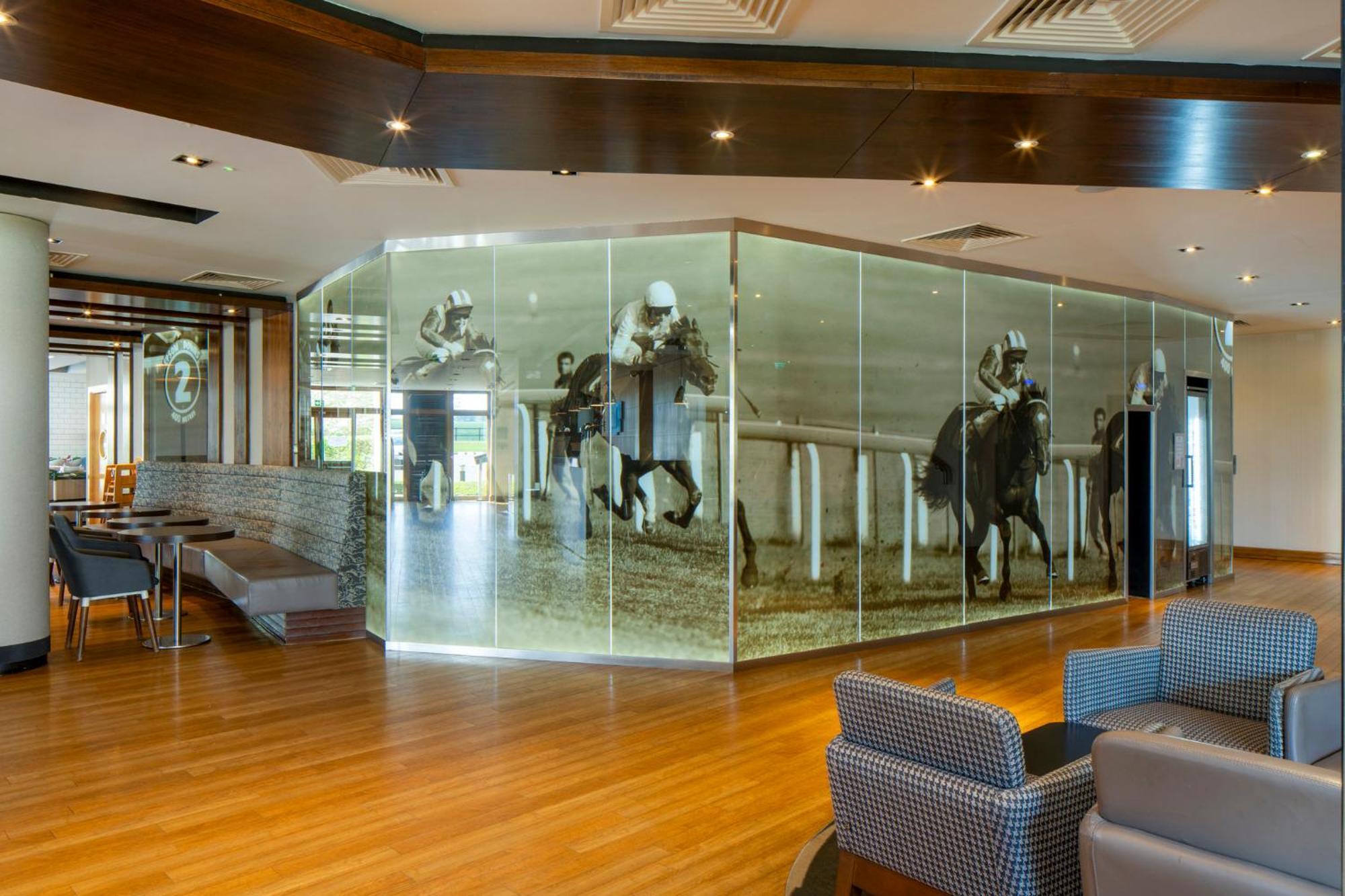 Holiday Inn Express London - Epsom Downs By Ihg Exteriér fotografie